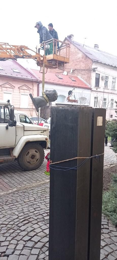 Погруддя Пушкіна біля ЗОШ №1 у Мукачеві демонтували