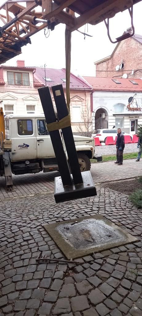 Погруддя Пушкіна біля ЗОШ №1 у Мукачеві демонтували