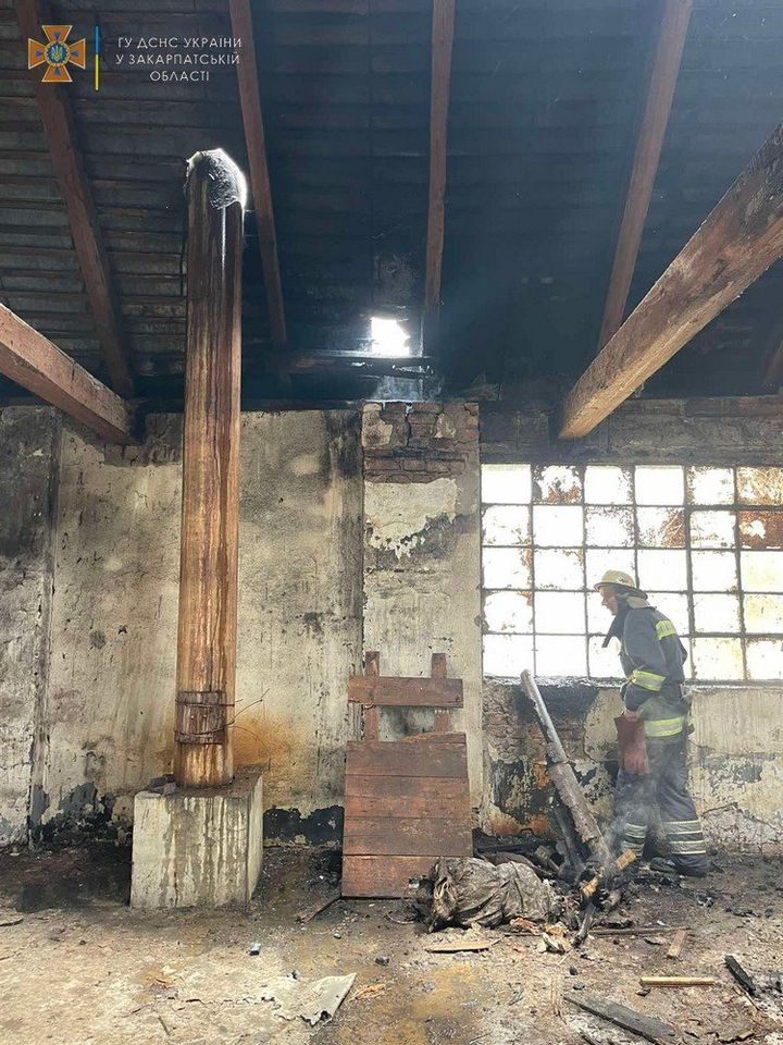 У Мукачеві рятувальники гасили пожежу, яка виникла в пекарні