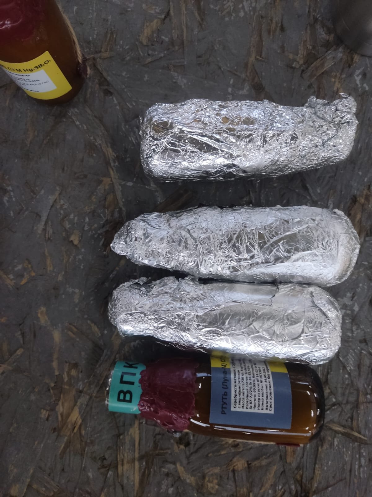 Закарпатські митники спільно з СБУ виявили на кордоні 5 пляшок ртуті