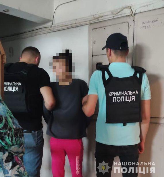 В Ужгороді дівчина торгувала наркотиками в під’їзді багатоповерхівки