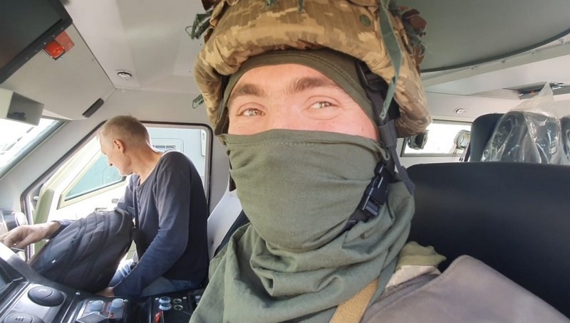 Порошенко в Донецькій області особисто передав десантникам потужні бронемашини