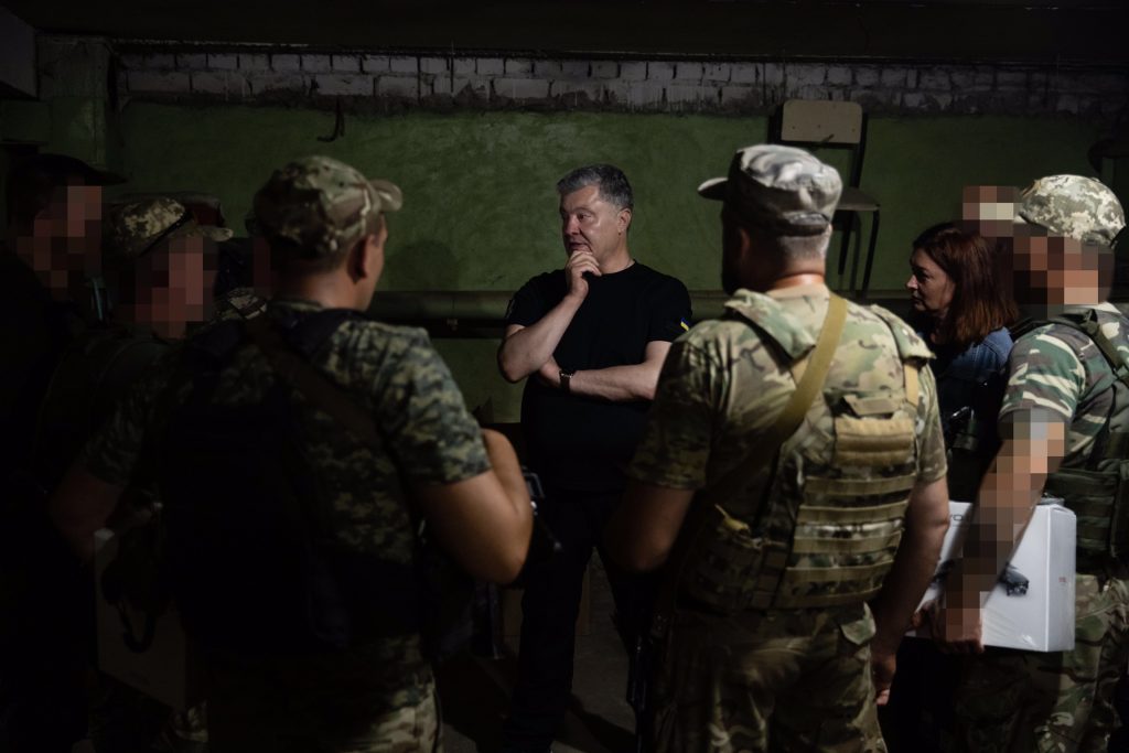 Стало відомо, що Порошенко привіз на фронт і що ще привезе