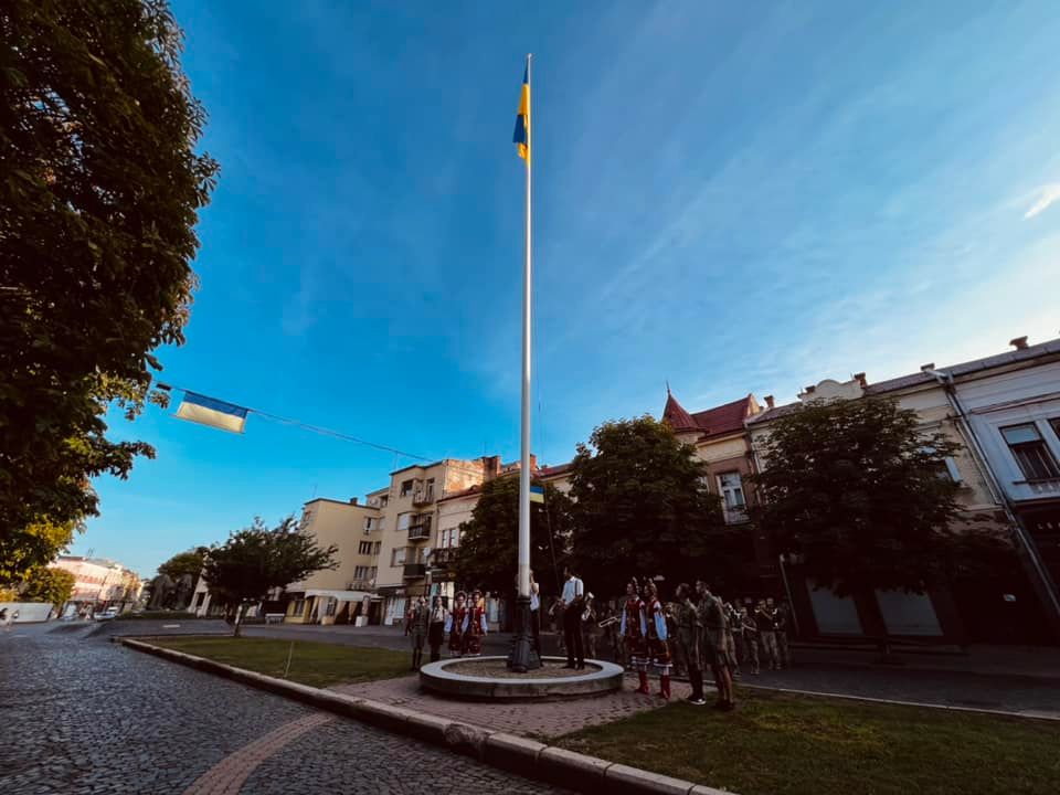 На центральній площі Мукачева урочисто підняли прапор України