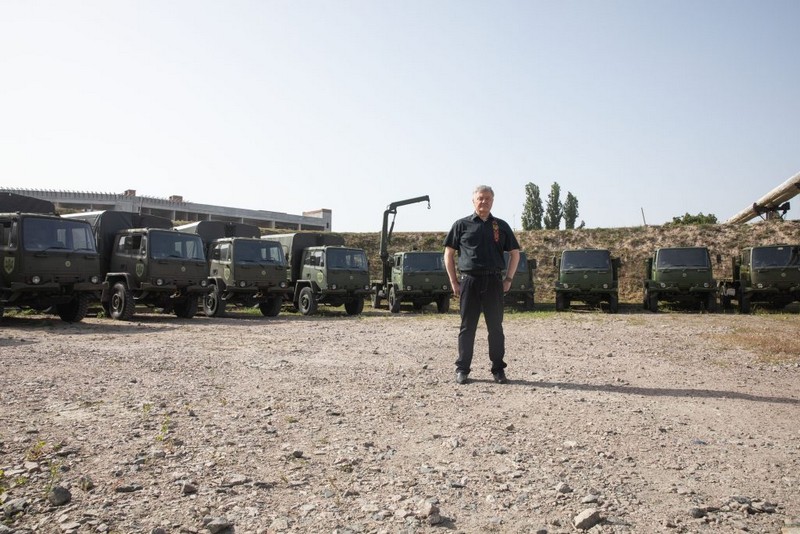 Петро Порошенко допомагає армії