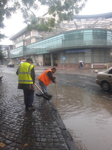 Венеція по-закарпатськи: в Ужгороді після зливи затоплені вулиці і дороги