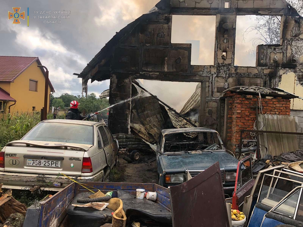 Велика пожежа на Закарпатті: згоріли будинок, автомобіль та інше майно родини