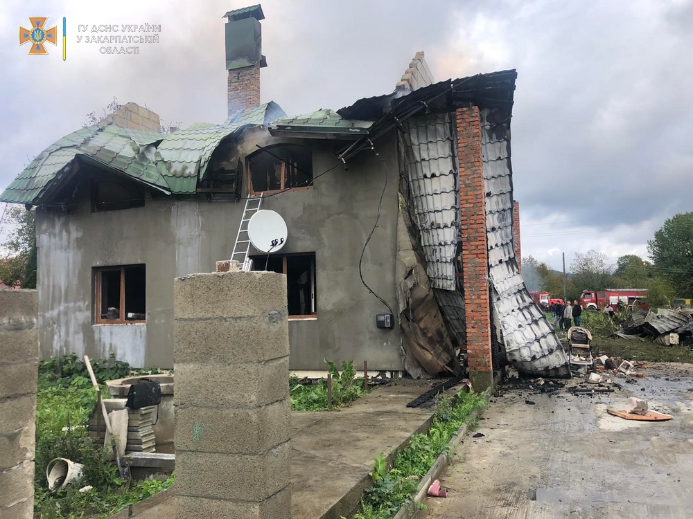 Велика пожежа на Закарпатті: згоріли будинок, автомобіль та інше майно родини