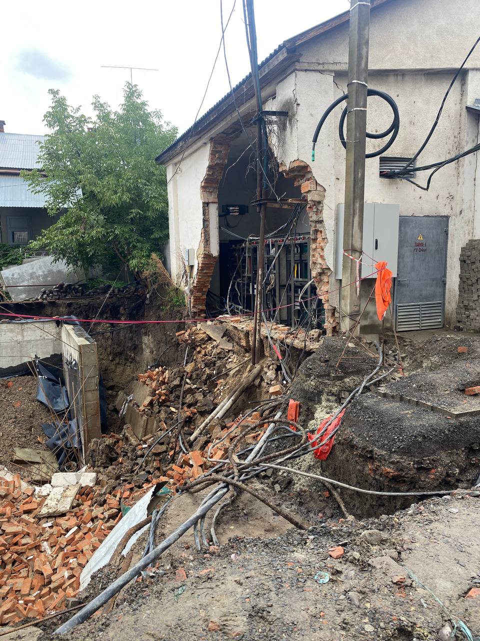 У Мукачеві після рясних дощів обвалилась стіна електропідстанції