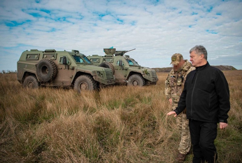 Петро Порошенко привіз десантникам на Донбас подарунки