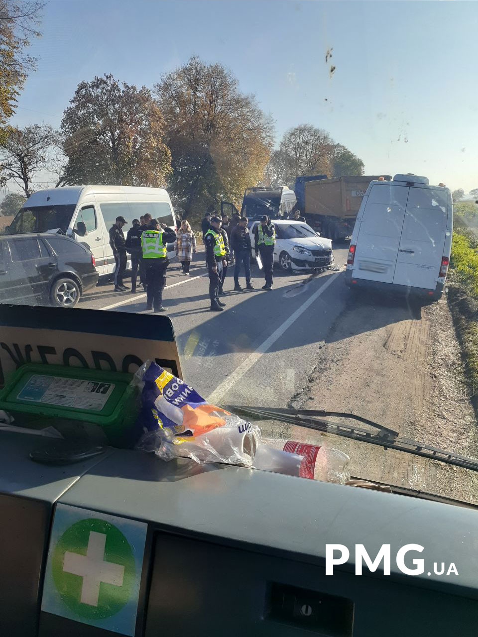 Зіткнулись 5 машин: подробиці та фото великої аварії між Іванівцями та Старим Давидковом