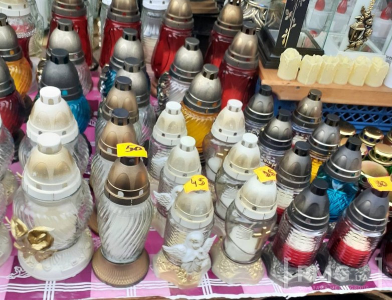Скільки коштують напередодні 1 листопада свічки та вінки на Зеленому ринку у Мукачеві