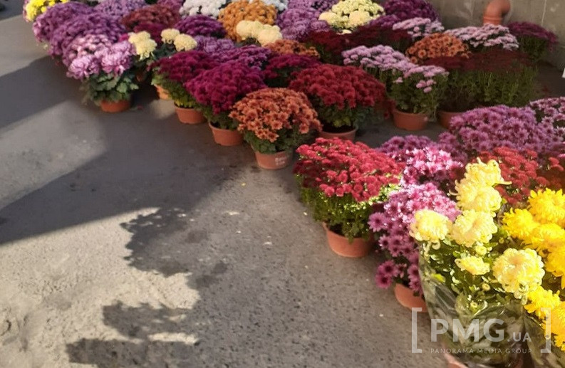 Скільки коштують напередодні 1 листопада свічки, квіти та вінки на Зеленому ринку у Мукачеві