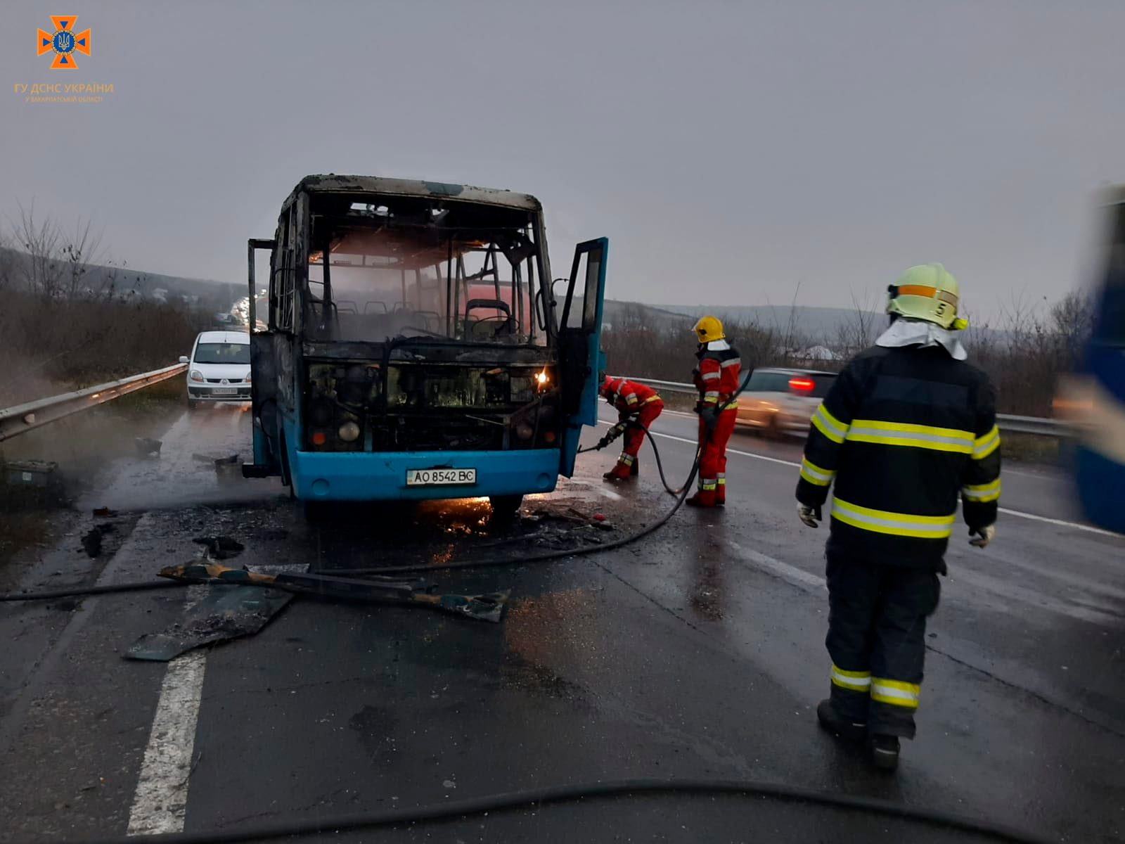 Постраждалих нема: рятувальники розповіли про пожежу в автобусі