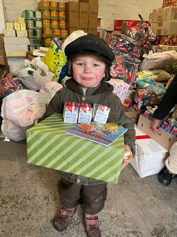 Маленький хлопчик, який ховається у підвалі від війни, отримав подарунок з Мукачева