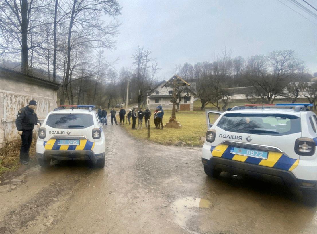 На Закарпатті чоловік пограбував групу колядників: забрав 16 тисяч
