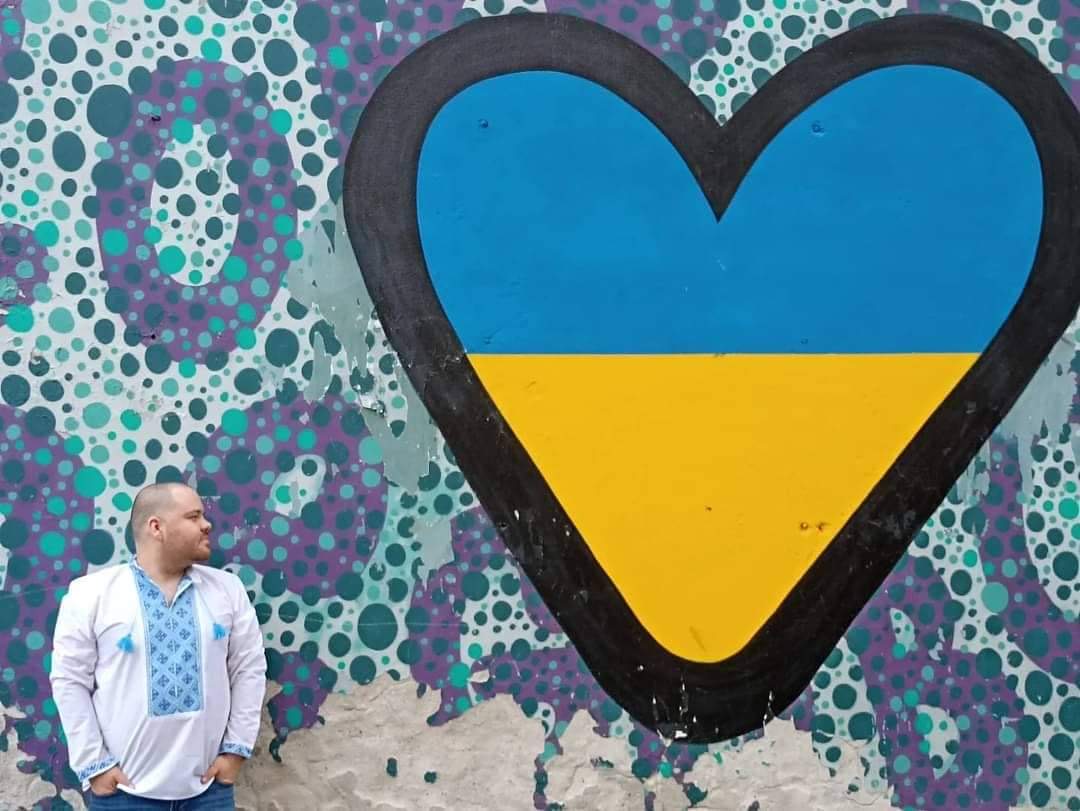 Андрій біля стінопису у центрі Будапешта, присвяченому Україні