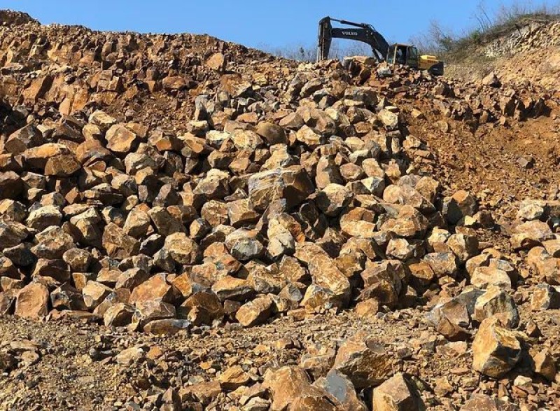 Поліція припинила незаконний видобуток та продаж корисних копалин в області