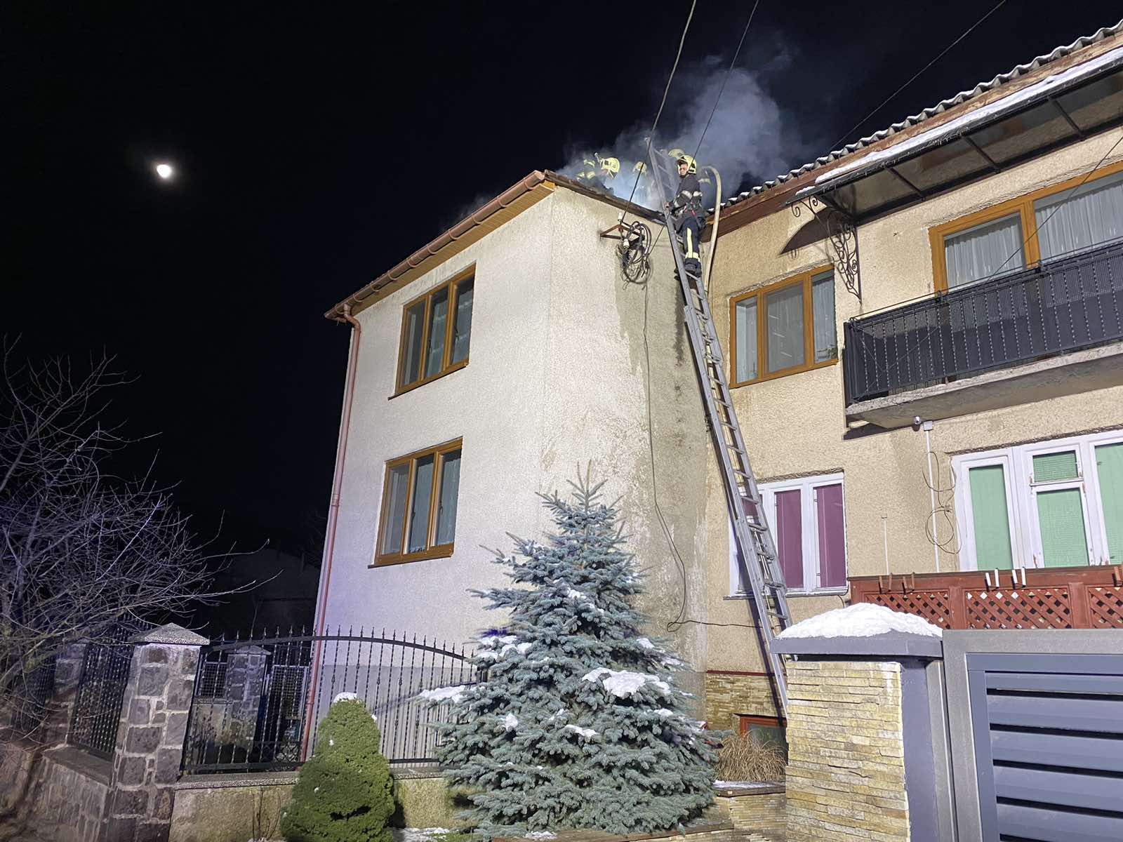 Рятувальники ліквідували пожежу в багатоквартирному житловому будинку