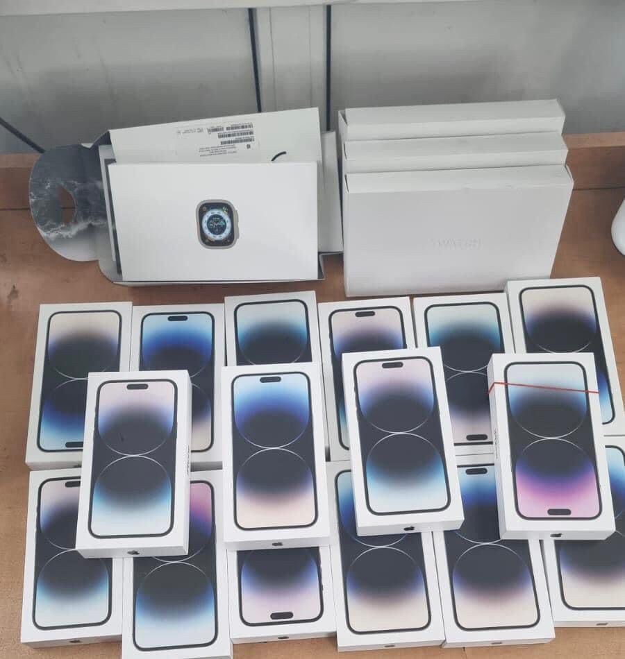 Чоловік намагався завезти в Україну новенькі айфони на мільйон гривень під виглядом гуманітарки