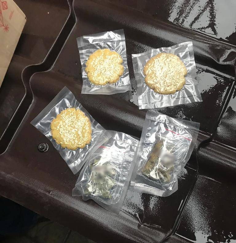 У Рахові в чоловіка знайшли пакунок з марихуаною та печиво з наркотиками