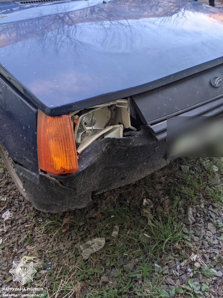 П’яний водій на автівці врізався в дерево, опісля поїхав з місця ДТП