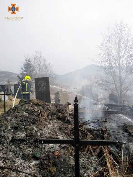 Пожежа на кладовищі у Рахові