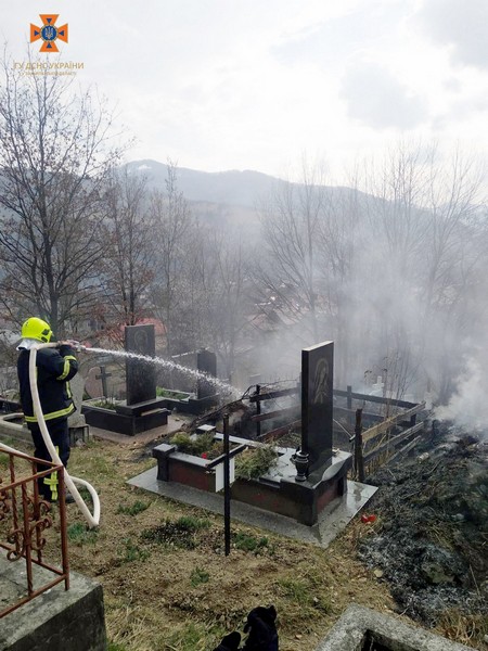 Пожежа на кладовищі у Рахові