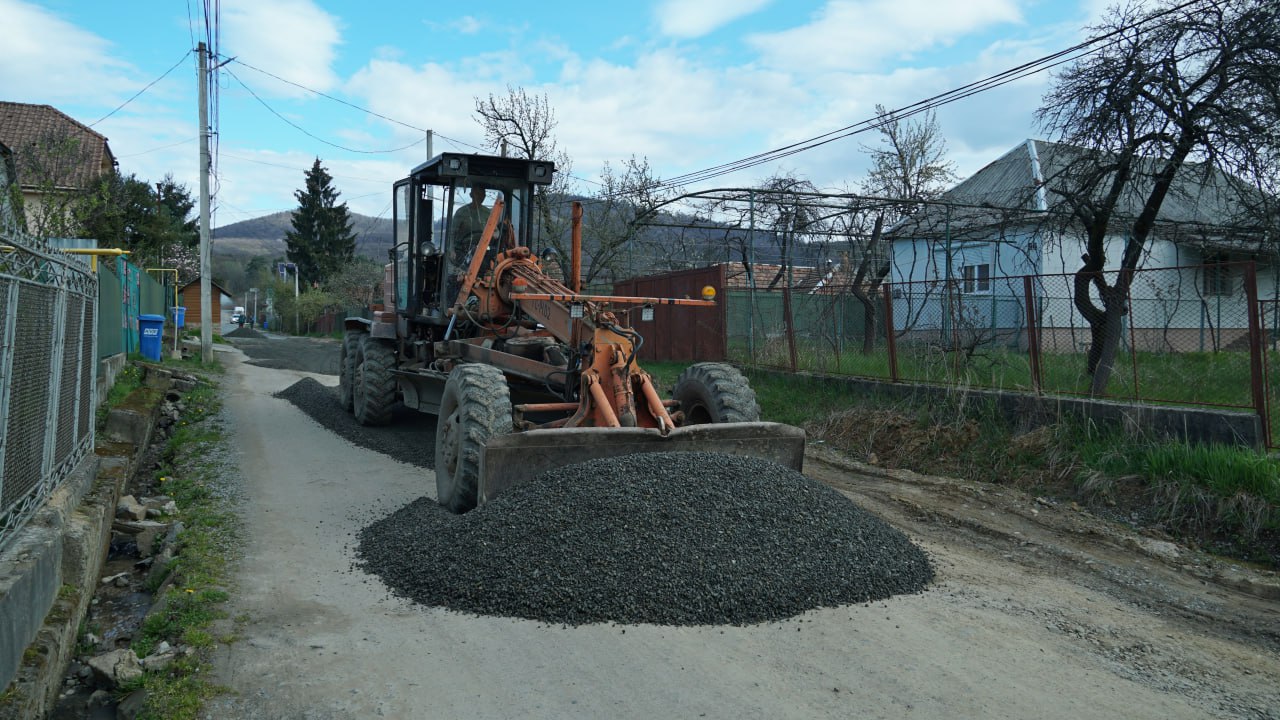 У Мукачеві почали підсипати вулицю Північна. У планах прокласти водомережу та асфальт