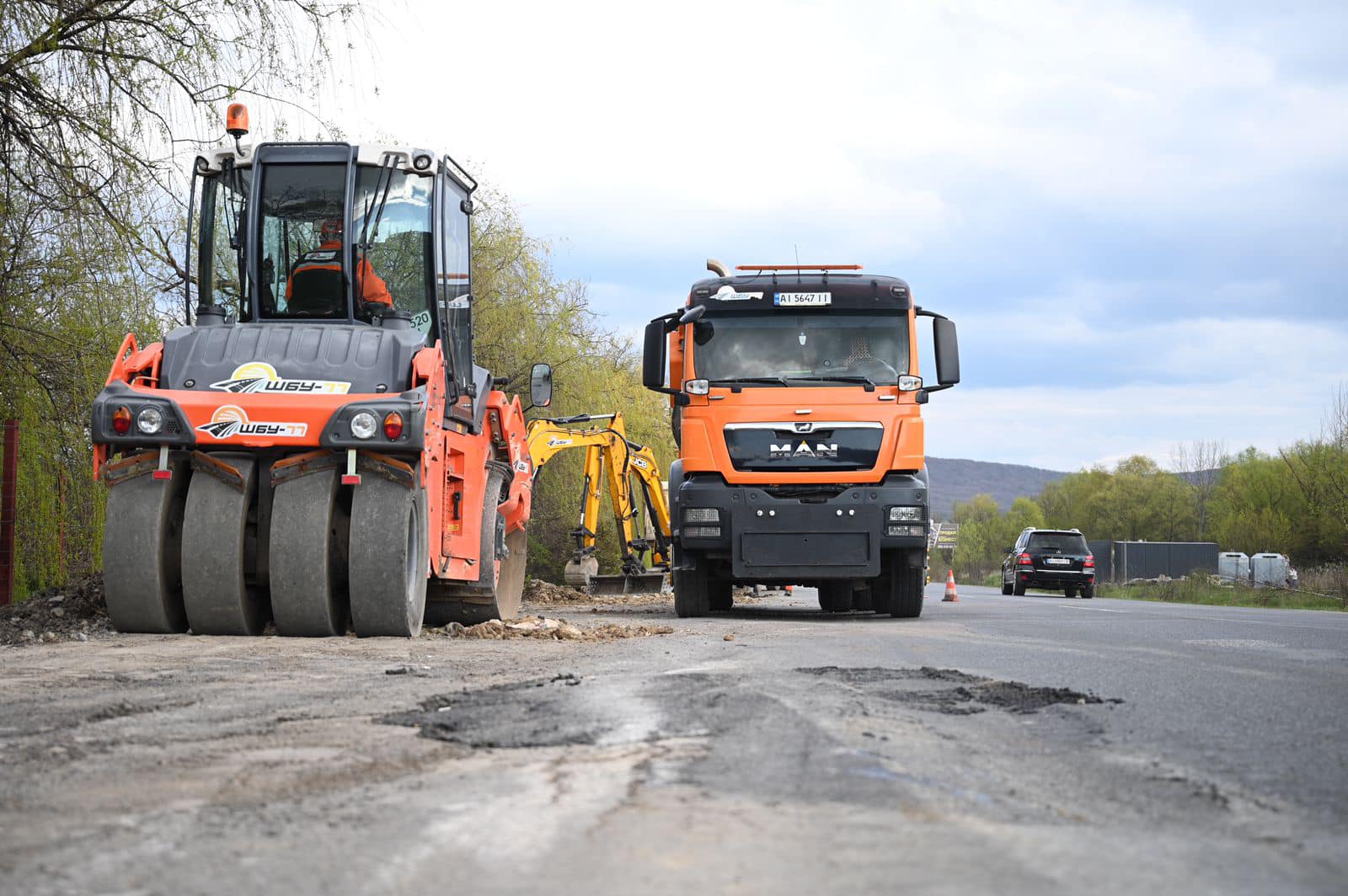 Пошкоджену дорогу та узбіччя на об’їзній Ужгорода почали ремонтувати