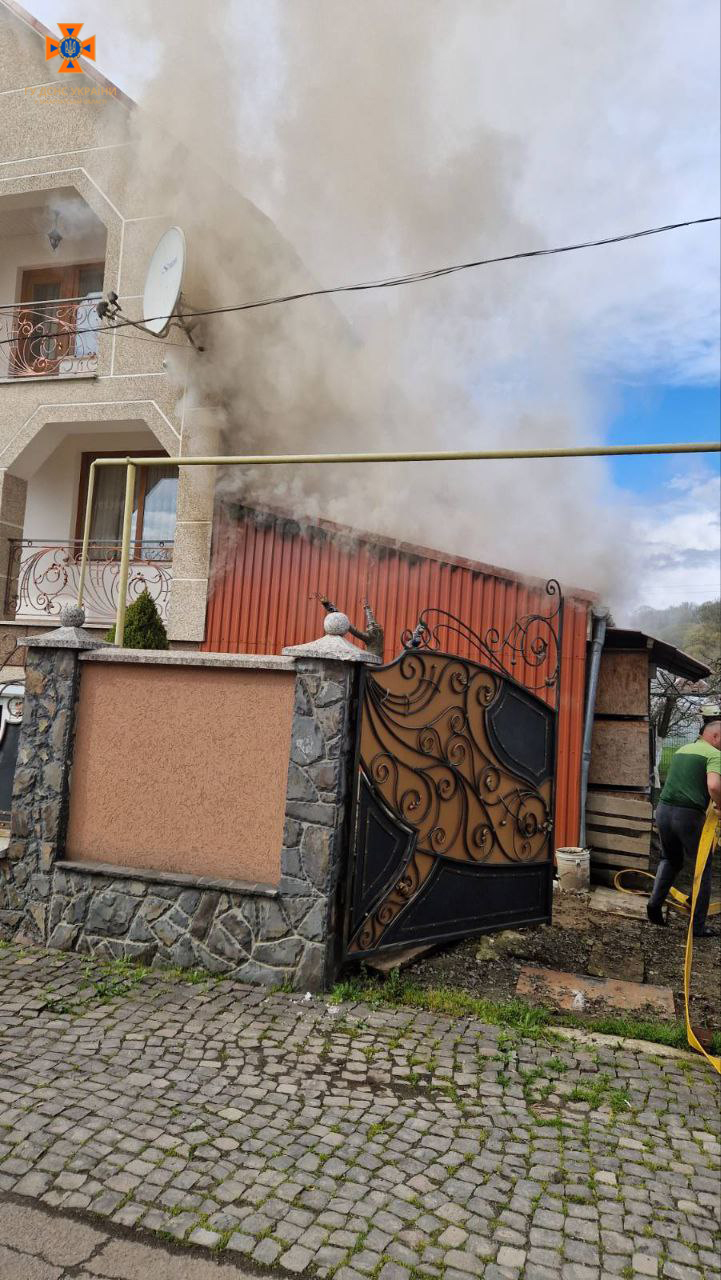 Господар розтопив піч, щоб спекти паски, але виникла пожежа: рятувальники розповіли про випадок на Мукачівщині
