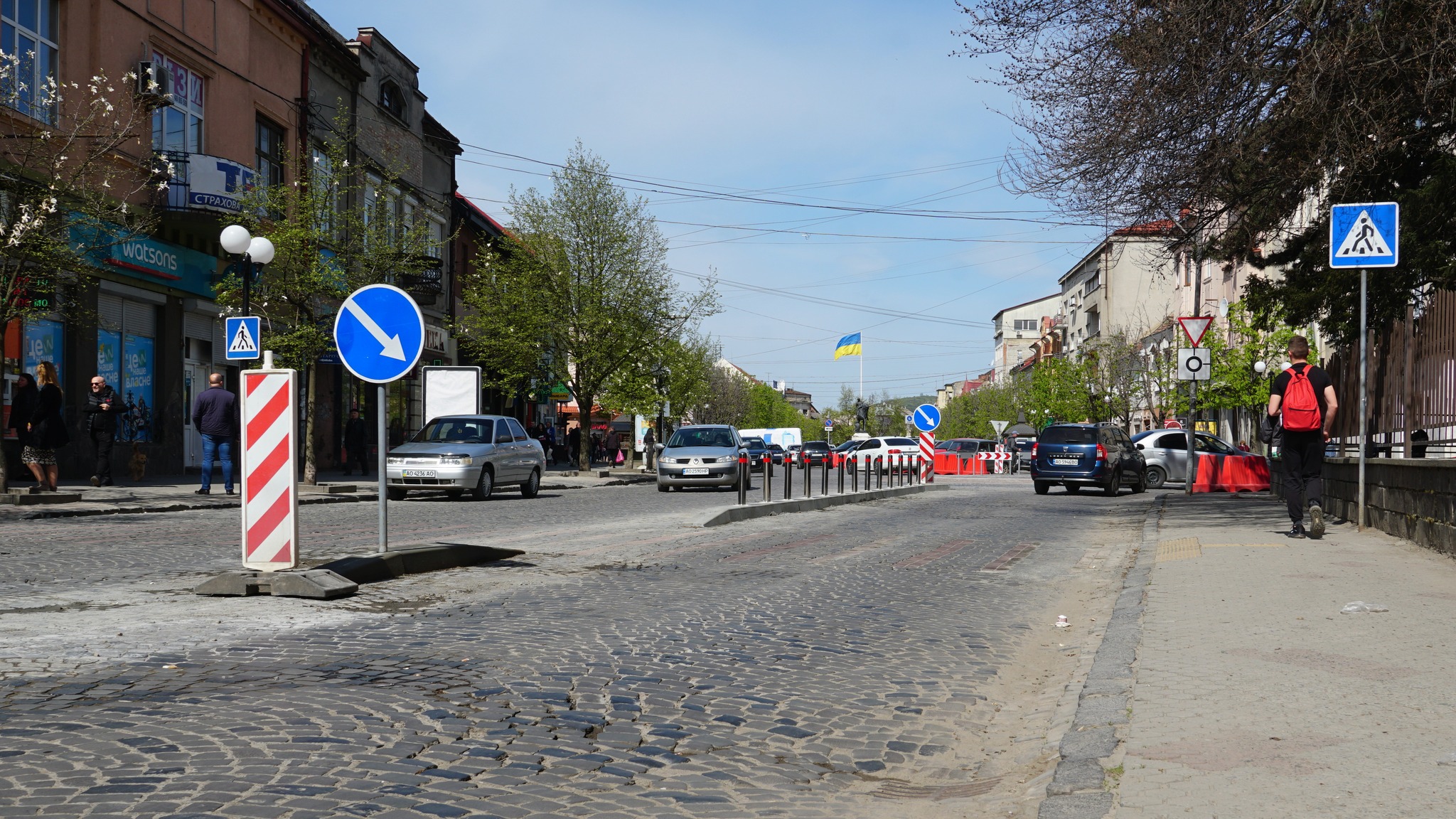 На перехресті вулиць Миру та Духновича у центрі Мукачева облаштували кругове кільце