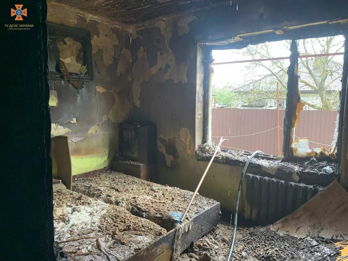 У Мукачеві трапилась пожежа у кімнаті житлового будинку: фото з місця події