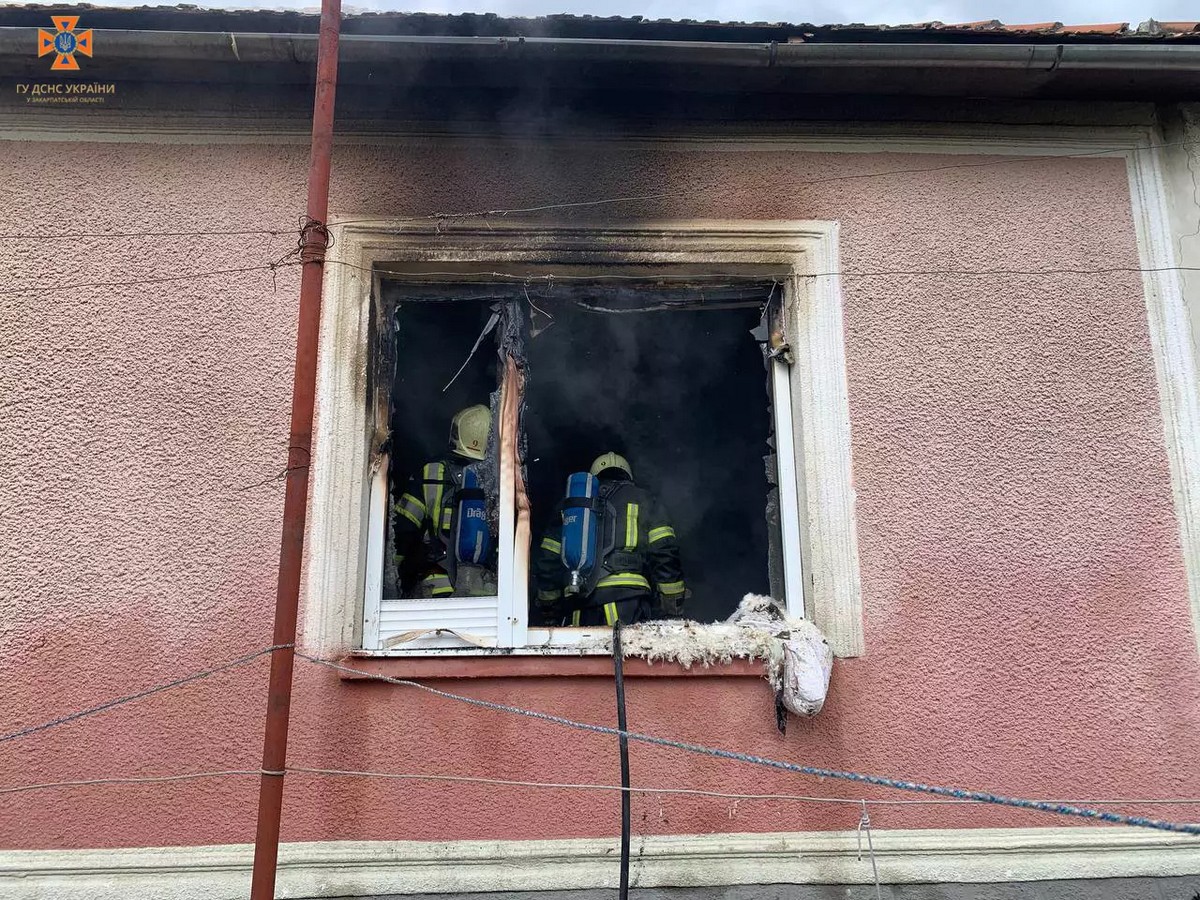 У Мукачеві трапилась пожежа у кімнаті житлового будинку: фото з місця події