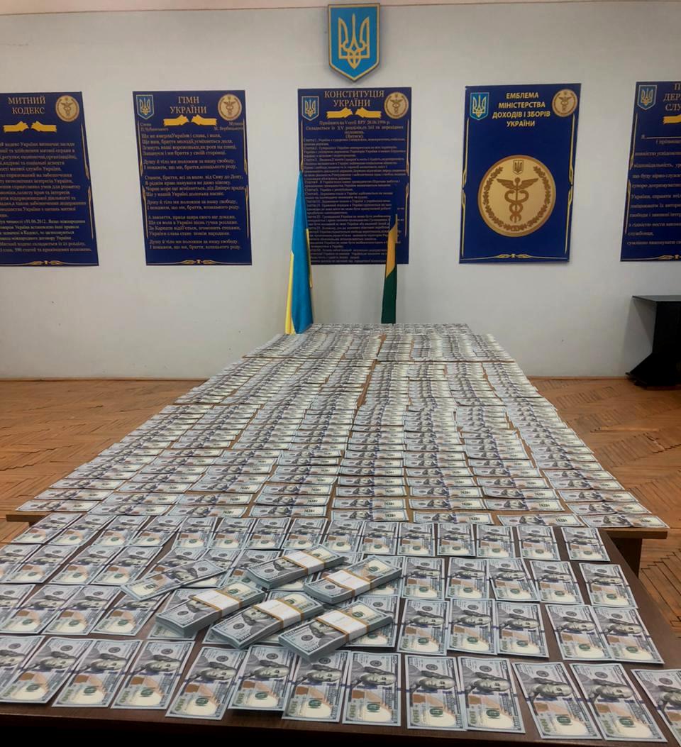 Митники виявили 120 тисяч доларів, які громадяни намагались ввезти в Україну