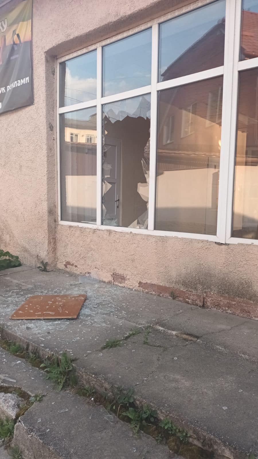 Розбив кілька вікон: поліція розповіла про випадок у закарпатському місті