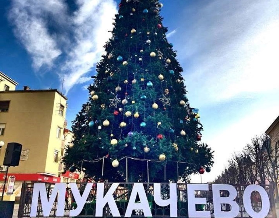 Найпопулярніше місце зустрічі нового року у Мукачеві – центральна площа міста Найпопулярніше місце зустрічі нового року у Мукачеві – центральна площа міста