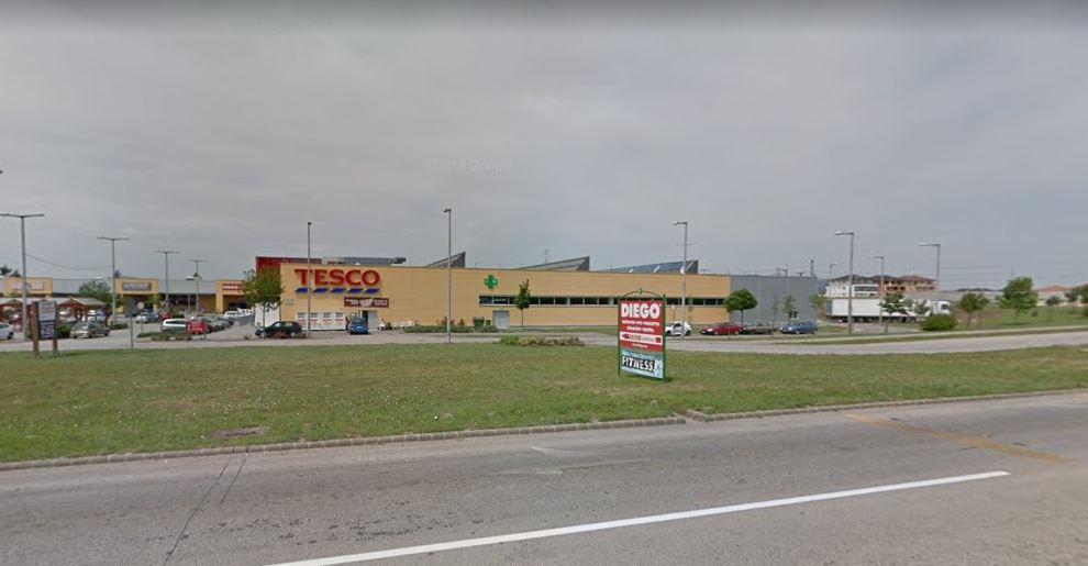 Супермаркет Tesco в угорському місті Дунакесі Супермаркет Tesco в угорському місті Дунакесі