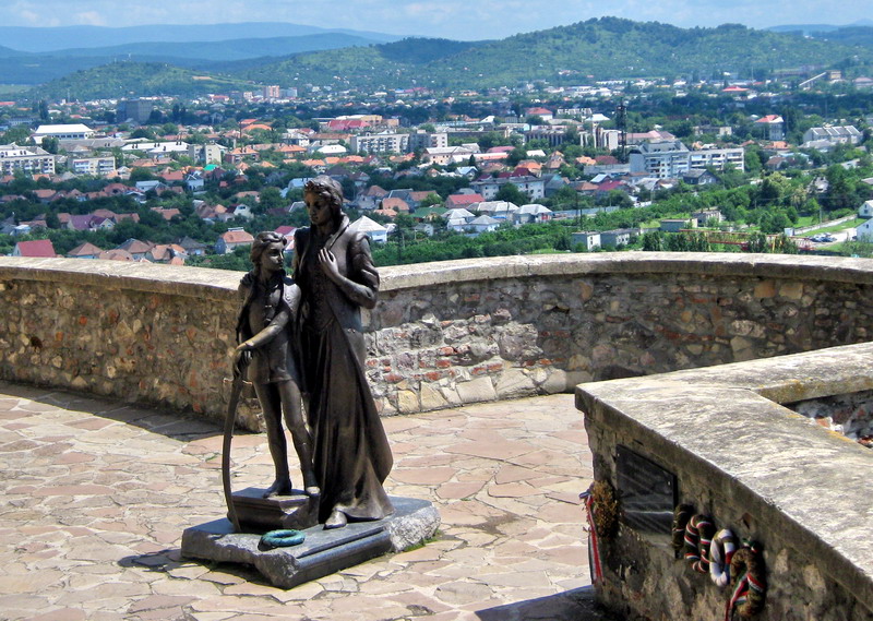 Скульптура Ілоні Зріні та Ференцу ІІ Ракоці у замку Паланок