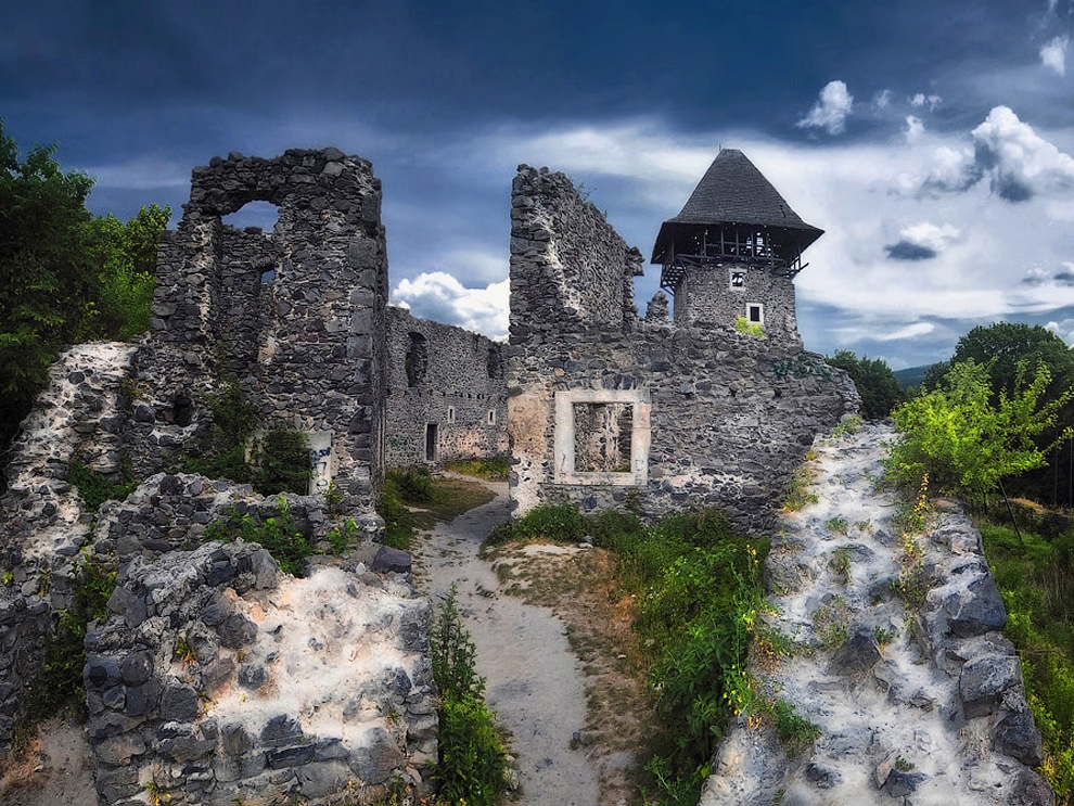 Зараз від Невицького замку залишилися одні руїни – стіни та вежа (фото: myplanet.com.ua)