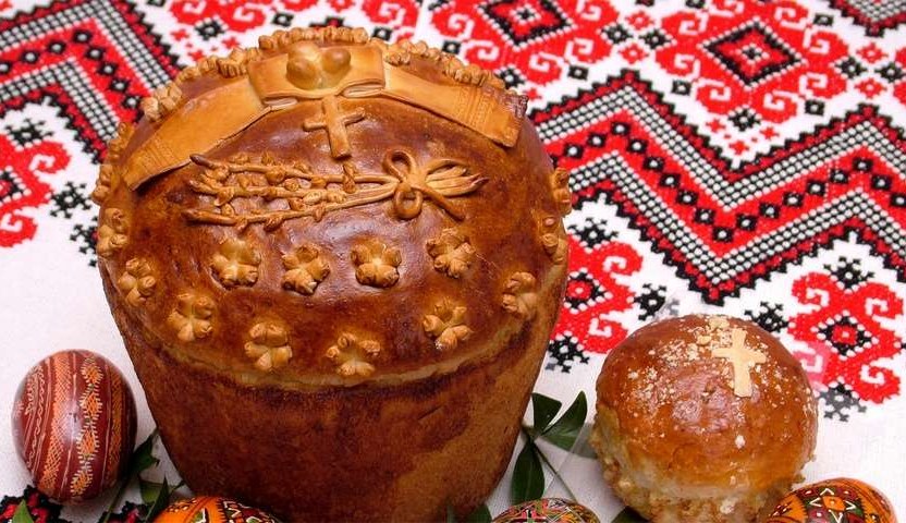 В Україні традиційно паски до Великодня прикрашали тістом