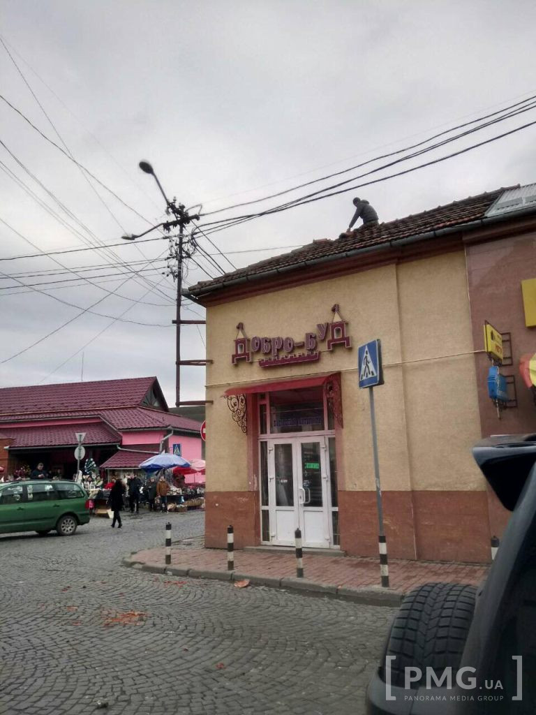 Фото 3 - У Мукачеві невідомий з даху магазину кидав у перехожих черепицю (ФОТО, ВІДЕО)
